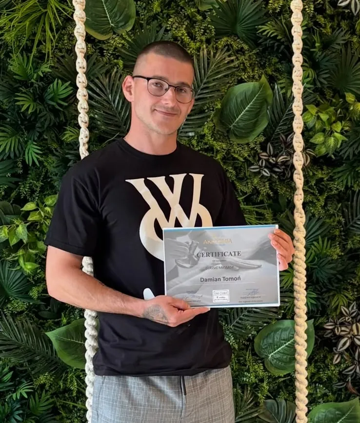Damian Tomoń — masażysta z dojazdem Brzozów, terapeuta SPA, terapeuta twarzy Kobido i odnowy biologicznej